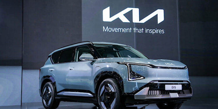 “เกีย เซลส์ (ประเทศไทย)” เปิดตัว “The Kia EV5” รถเอสยูวีขนาดกลาง ไฟฟ้า 100% ครบไลน์อัป ที่ให้ความอเนกประสงค์เต็มรูปแบบรุ่นแรกในไทย ราคาพิเศษช่วงเปิดตัวเริ่มต้น 1,249,000 บาท ในงานมอเตอร์โชว์ ครั้งที่ 45