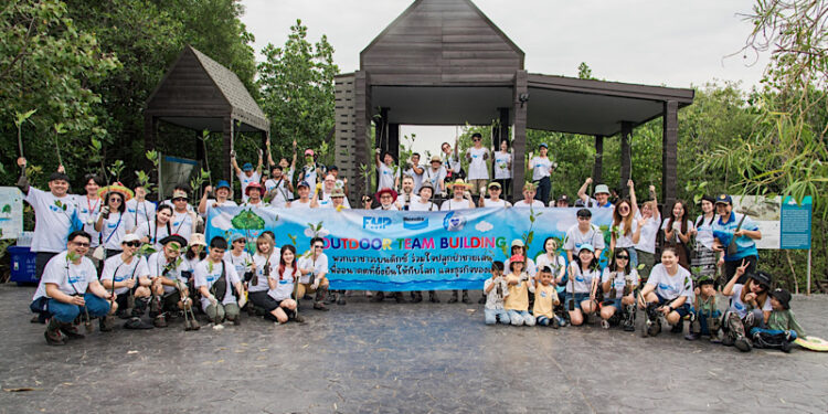 ผู้บริหารและพนักงานผ้าเบรกเบ็นดิกซ์อาสาปลูกป่าชายเลนที่จ.ชลบุรี