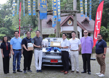 บีวายดี และ เรเว่ บริจาคเงินช่วยเหลือผู้ประสบภัยน้ำท่วมจังหวัดเชียงราย  พร้อมส่งมอบรถยนต์พลังงานไฟฟ้าคันที่ 8 ล้านของบีวายดี ให้มูลนิธิแม่ฟ้าหลวง