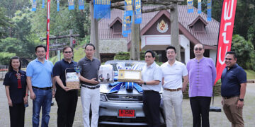 บีวายดี และ เรเว่ บริจาคเงินช่วยเหลือผู้ประสบภัยน้ำท่วมจังหวัดเชียงราย  พร้อมส่งมอบรถยนต์พลังงานไฟฟ้าคันที่ 8 ล้านของบีวายดี ให้มูลนิธิแม่ฟ้าหลวง