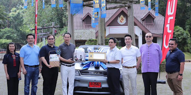บีวายดี และ เรเว่ บริจาคเงินช่วยเหลือผู้ประสบภัยน้ำท่วมจังหวัดเชียงราย พร้อมส่งมอบรถยนต์พลังงานไฟฟ้าคันที่ 8 ล้านของบีวายดี ให้มูลนิธิแม่ฟ้าหลวง
