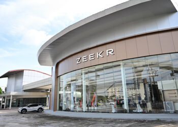 เปิดแล้ว! โชว์รูมยานยนต์ไฟฟ้าพรีเมียม-ลักชัวรี่ ZEEKR ศรีนครินทร์ แห่งแรกในโซนตะวันออกของกรุงเทพฯ ชูแนวคิด ‘ZEEKR House’ พร้อมสัมผัสและทดลองขับ ZEEKR X ยนตรกรรมรักษ์โลก