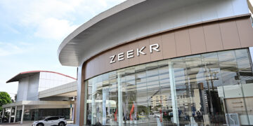 เปิดแล้ว! โชว์รูมยานยนต์ไฟฟ้าพรีเมียม-ลักชัวรี่ ZEEKR ศรีนครินทร์ แห่งแรกในโซนตะวันออกของกรุงเทพฯ ชูแนวคิด ‘ZEEKR House’ พร้อมสัมผัสและทดลองขับ ZEEKR X ยนตรกรรมรักษ์โลก