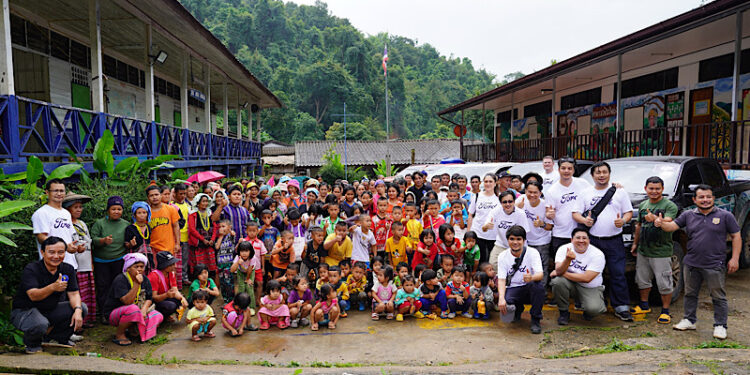 ฟอร์ดบริจาคกว่า 1.6 ล้านบาท ช่วยชุมชนห่างไกล นำทีมอาสาลุยมอบชุดยังชีพเยียวยาน้ำท่วม