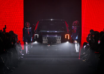 ZEEKR รุกวงการแฟชั่น ผงาดเป็นผู้สนับสนุนโชว์สุดอลังการจากHOOK’s by Prapakas  บนรันเวย์แฟชั่นแห่งปี ผสานพลังแห่งนวัตกรรมและแฟชั่น