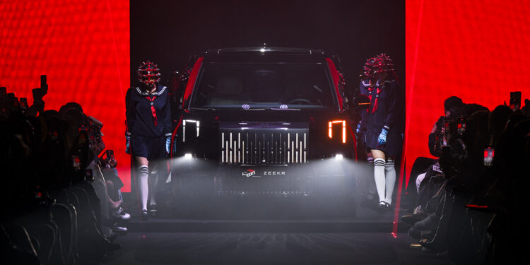 ZEEKR รุกวงการแฟชั่น ผงาดเป็นผู้สนับสนุนโชว์สุดอลังการจากHOOK’s by Prapakas บนรันเวย์แฟชั่นแห่งปี ผสานพลังแห่งนวัตกรรมและแฟชั่น