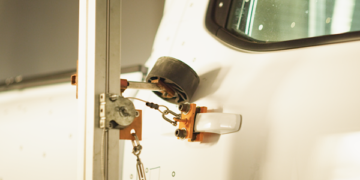 ฟอร์ดตอกย้ำนิยาม ‘เกิดมาแกร่ง’ ทดสอบประตูเรนเจอร์ เปิด-ปิดได้มากกว่า 1 แสนครั้ง