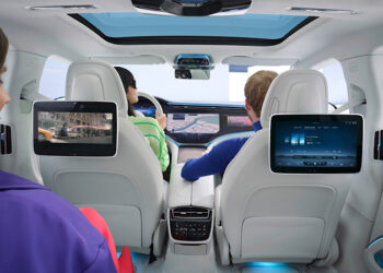 เมอร์เซเดส-เบนซ์ นำเสนอประสบการณ์ In-Car Movie ร่วมกับ Sony Pictures Entertainment เปิดใช้งานแอปพลิเคชัน RIDEVU ในรถยนต์หลากหลายรุ่น