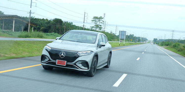 เมอร์เซเดส-เบนซ์ พารถยนต์ไฟฟ้า EQS SUV ตะลุยเส้นทาง กรุงเทพฯ-เบตง เติมความมั่นใจทุกการขับขี่ เช็คอินจุดชาร์จทั่วภาคใต้!