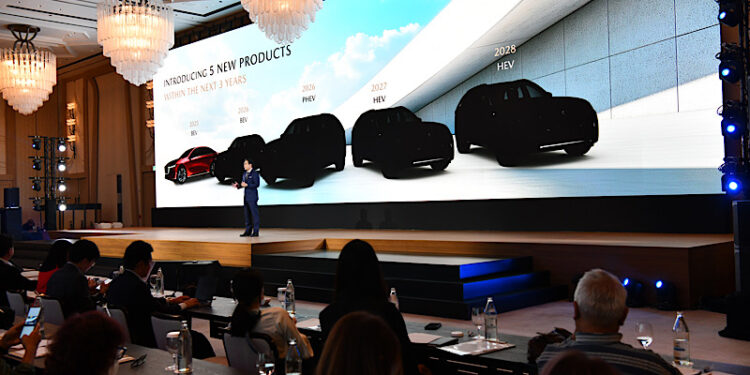 มาสด้าปักหมุดประเทศไทยทุ่มลงทุนกว่า 5,000 ล้าน สร้างฐานการผลิต xEVs เตรียมผลิตรถยนต์พลังงานไฟฟ้าคอมแพ็คเอสยูวี 100,000 คันต่อปี พร้อมขับเคลื่อนธุรกิจสู่ความยั่งยืนด้วย Customer Centric