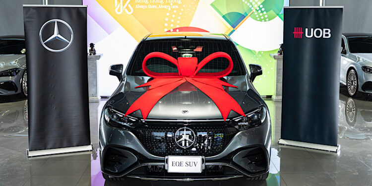 เมอร์เซเดส-เบนซ์ ร่วมกับธนาคารยูโอบี มอบรถมูลค่ากว่า 5 ล้านบาท ฉลอง 5 ปีUOB Mercedes พร้อมต่อยอดความเอ็กซ์คลูซีฟให้กับผู้ถือบัตรเครดิตที่เป็นลูกค้าเมอร์เซเดส-เบนซ์