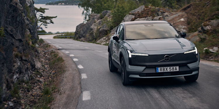 The New Volvo EX30 Cross Country เปิดตัวแล้วที่ประเทศไทย ยนตรกรรมไฟฟ้าที่พร้อมพาคุณก้าวข้ามกรอบเดิม ๆ อย่างมีสไตล์