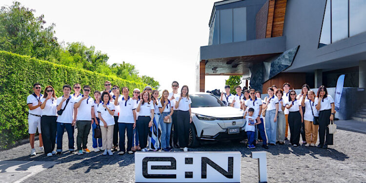 ฮอนด้าชวนลูกค้า e:N1 ร่วมทริปสุดเอ็กซ์คลูซีฟ “Honda e:N1 Exclusive Trip” ตอบแทนความเชื่อมั่น “Trust the New Experience” เพลิดเพลินบนเส้นทางจังหวัดชลบุรี พร้อมพูดคุยกับกูรูรถยนต์ ปิดท้ายค่ำคืนด้วยดินเนอร์สุดพิเศษและมินิคอนเสิร์ต