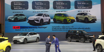 บีวายดี ประเทศไทย จับมือ เรเว่ ออโตโมทีฟ สร้างประวัติศาสตร์ครั้งใหม่ของวงการยานยนต์ ครั้งแรกของโลก! กับการเปิดตัวรถยนต์ใหม่ถึง 4 รุ่นพร้อมกัน ภายใต้แบรนด์ BYD พร้อมจัดทัพรถยนต์พลังงานใหม่กว่า 40 คัน ร่วมสร้างปรากฏการณ์แห่งอนาคต