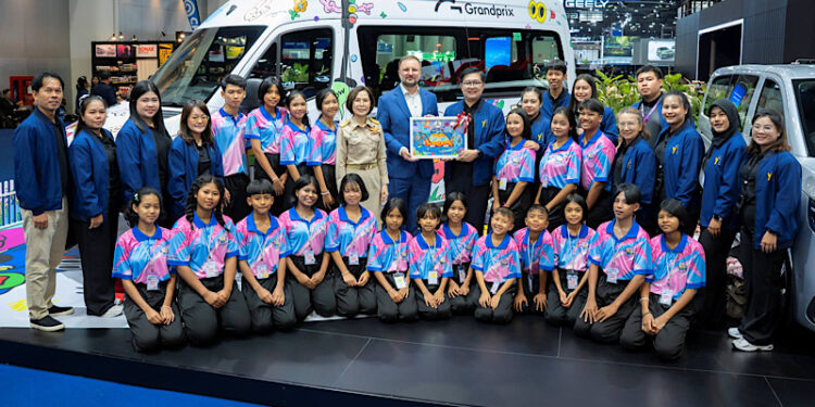 เมอร์เซเดส-เบนซ์ เปิดบูธรับเด็กนักเรียนเยาววิทย์เยือนงาน Motor Show 2026 เผยโฉมเจ้าของผลงานสุดน่ารักกับSprinter 419 Business รุ่นพิเศษที่มีคันเดียวในโลก