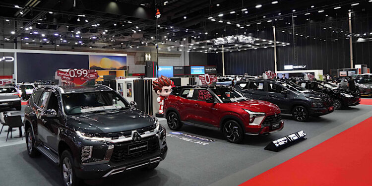 มิตซูบิชิ มอเตอร์ส ประเทศไทย ยกโชว์รูมบุกงาน BIG MOTOR SALE 2026! ชวนสัมผัสทัพยนตรกรรมหลากหลาย นำโดย “มิตซูบิชิ เอ็กซ์ฟอร์ส เอชอีวี” พร้อมแคมเปญฉลองแชมป์ เอเอ็กซ์ซีอาร์ 2 สมัยซ้อน ด้วยบัตรเติมน้ำมัน 10,000 บาท สำหรับลูกค้าที่จองและรับรถยนต์ “มิตซูบิชิ ไทรทัน ดับเบิ้ล แค็บ ยกสูง”